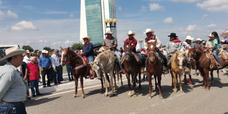 Manifestación de campesinos colapsa tráfico en carretera Victoria-Monterrey