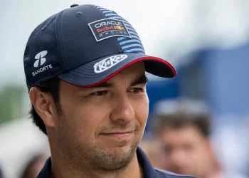 Montoya cuestiona la permanencia de Checo Pérez en Red Bull