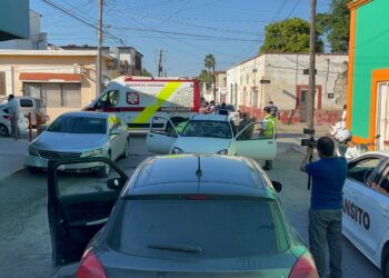 Maneja ebrio y en sentido contrario, causa choque