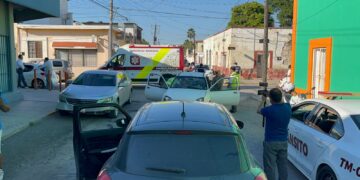 Maneja ebrio y en sentido contrario, causa choque