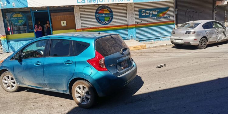 Se pasa alto y causa carambola vehicular