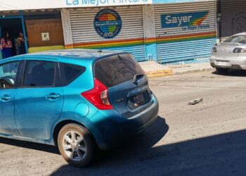 Se pasa alto y causa carambola vehicular