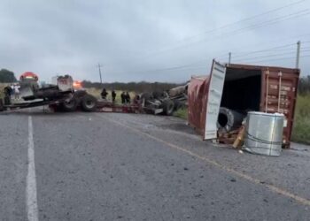 Muere menor en volcadura de trailer