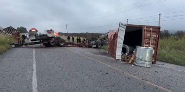 Muere menor en volcadura de trailer