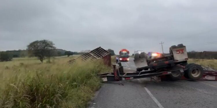 Muere menor en volcadura de trailer