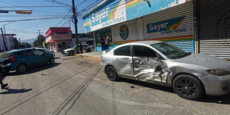Se pasa alto y causa carambola vehicular