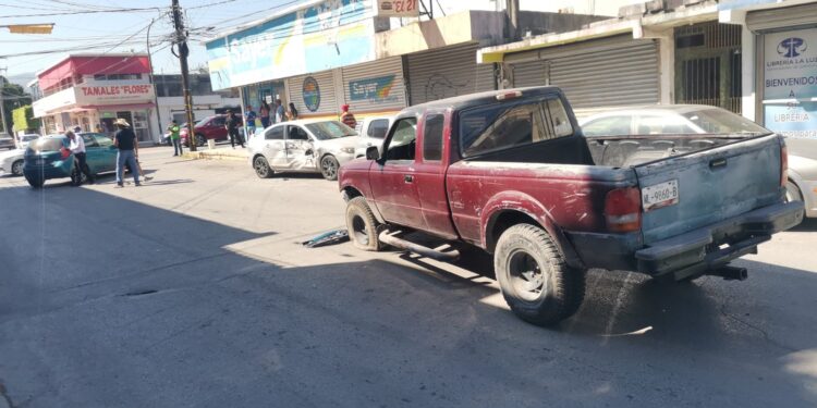 Se pasa alto y causa carambola vehicular