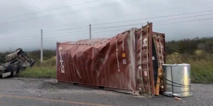 Muere menor en volcadura de trailer