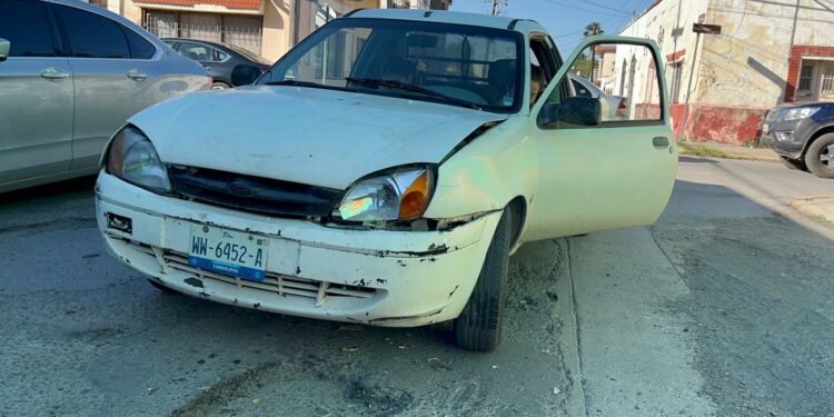 Maneja ebrio y en sentido contrario, causa choque