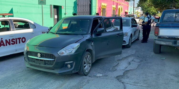 Maneja ebrio y en sentido contrario, causa choque