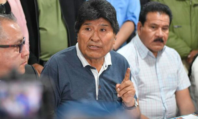 Evo Morales amenaza con bloquear carreteras si es capturado