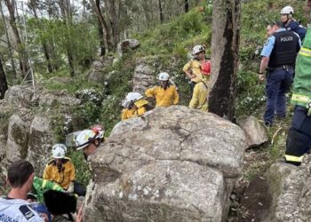 Joven queda atrapada entre rocas al intentar recuperar su celular