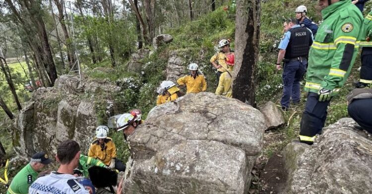 Joven queda atrapada entre rocas al intentar recuperar su celular