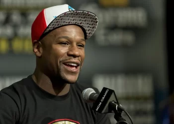 Floyd Mayweather enfrenta demanda por agresión a bailarina en Las Vegas