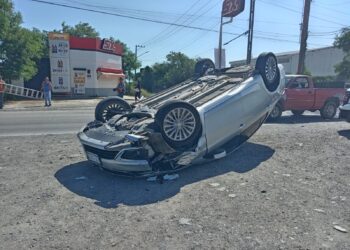 Mujer herida en choque con volcadura