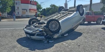 Mujer herida en choque con volcadura