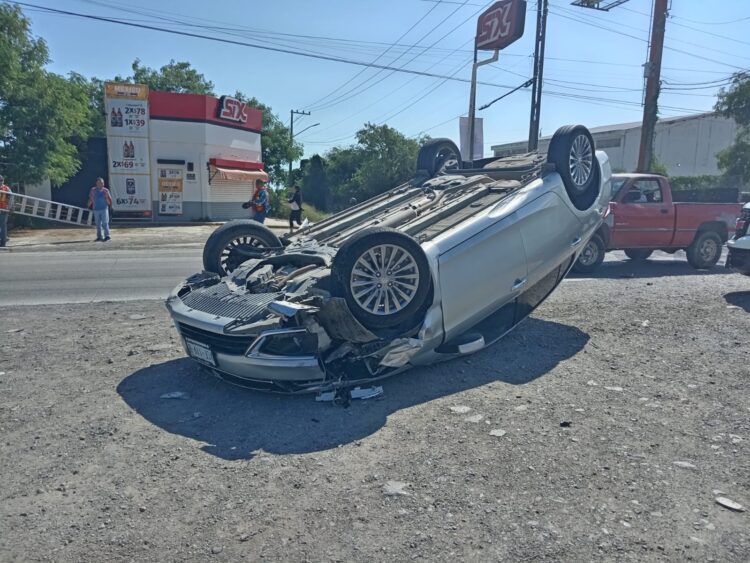 Mujer herida en choque con volcadura