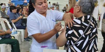 Exhortan a la población vacunarse contra influenza, covid y neumococo