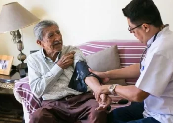 Atenderán a domicilio salud  de adultos mayores