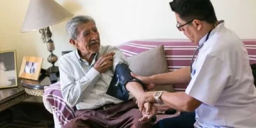 Atenderán a domicilio salud  de adultos mayores