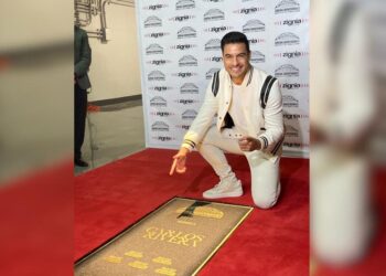 Carlos Rivera celebra con una placa en la Arena Monterrey
