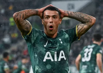 El Tottenham pierde una ventaja de dos goles en Brighton