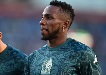 Quiñones y Aubameyang guían al Al Qadsiah a la victoria