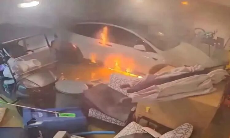 Tesla arde en llamas tras inundación en Florida