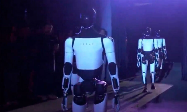 El robot humanoide de Tesla aún no es completamente autónomo