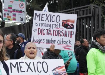 Protesta de trabajadores del Poder Judicial frente al Autódromo Hermanos Rodríguez