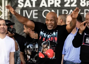 Mike Tyson impresiona con brutal entrenamiento antes de enfrentar a Jake Paul