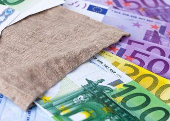 Trabajador de reciclaje devuelve 63.000 euros hallados en una caja