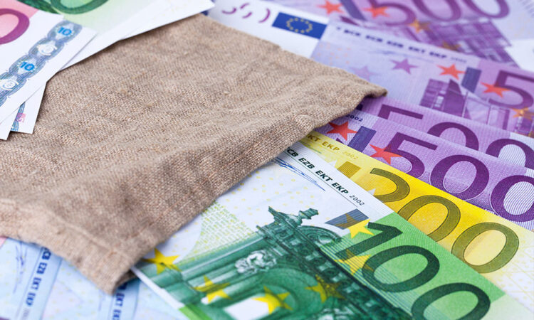 Trabajador de reciclaje devuelve 63.000 euros hallados en una caja