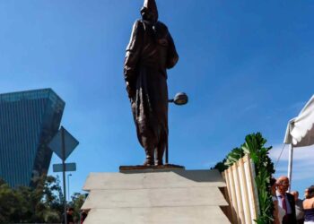 Develan estatua del Emigrante Libanés en la Ciudad de México
