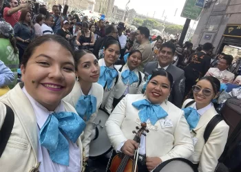 Más de mil mariachis dan serenata juntos en la Ciudad de México