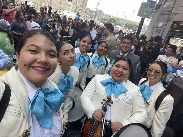 Más de mil mariachis dan serenata juntos en la Ciudad de México
