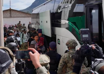 Militares rescatan a 257 migrantes en la caja de tractocamión en Chihuahua