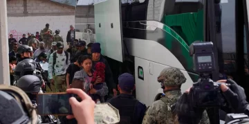 Militares rescatan a 257 migrantes en la caja de tractocamión en Chihuahua