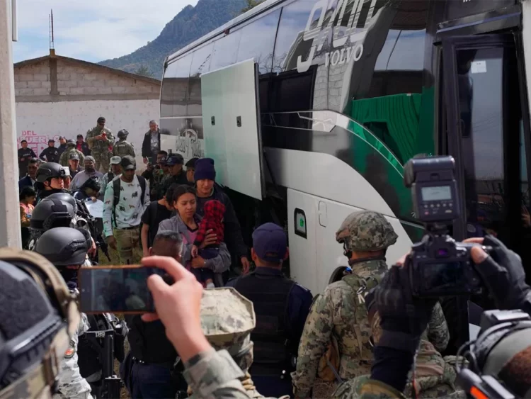 Militares rescatan a 257 migrantes en la caja de tractocamión en Chihuahua