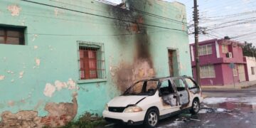 Arde camioneta en calles 20 y Zaragoza; intento de robo generó corto circuito