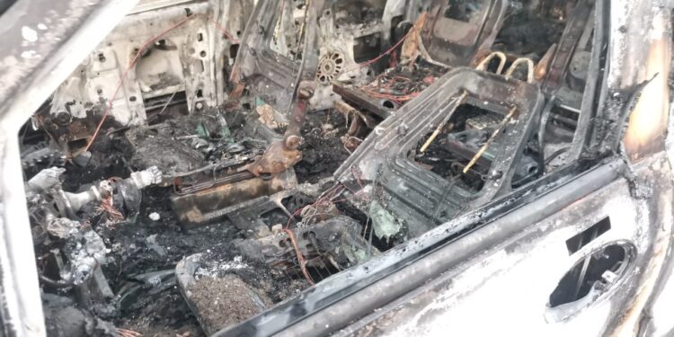 Arde camioneta en calles 20 y Zaragoza; intento de robo generó corto circuito