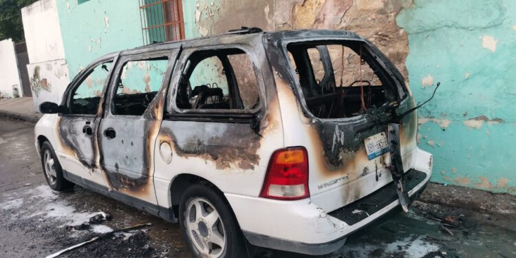 Arde camioneta en calles 20 y Zaragoza; intento de robo generó corto circuito