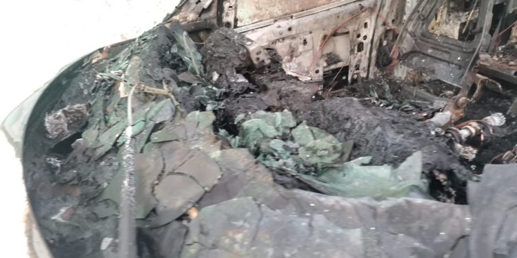 Arde camioneta en calles 20 y Zaragoza; intento de robo generó corto circuito