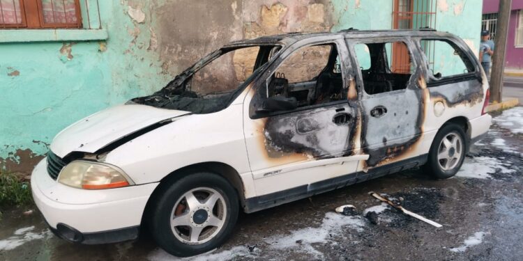 Arde camioneta en calles 20 y Zaragoza; intento de robo generó corto circuito