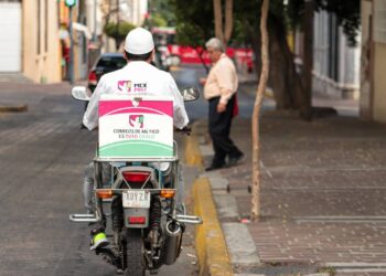 Sobrevivientes: Carteros de México reparten 3.5 millones de cartas, paquetes y revistas diariamente