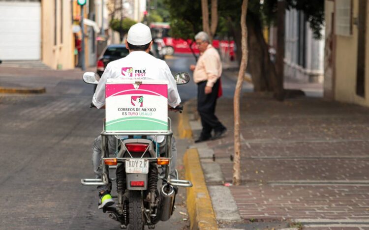 Sobrevivientes: Carteros de México reparten 3.5 millones de cartas, paquetes y revistas diariamente