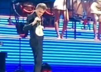 Luis Miguel atrapa brasier lanzado por una fanática durante concierto en Mérida