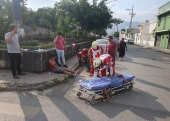 Motociclista omite alto y es impactado por auto en cruce de calles 19 y Bravo