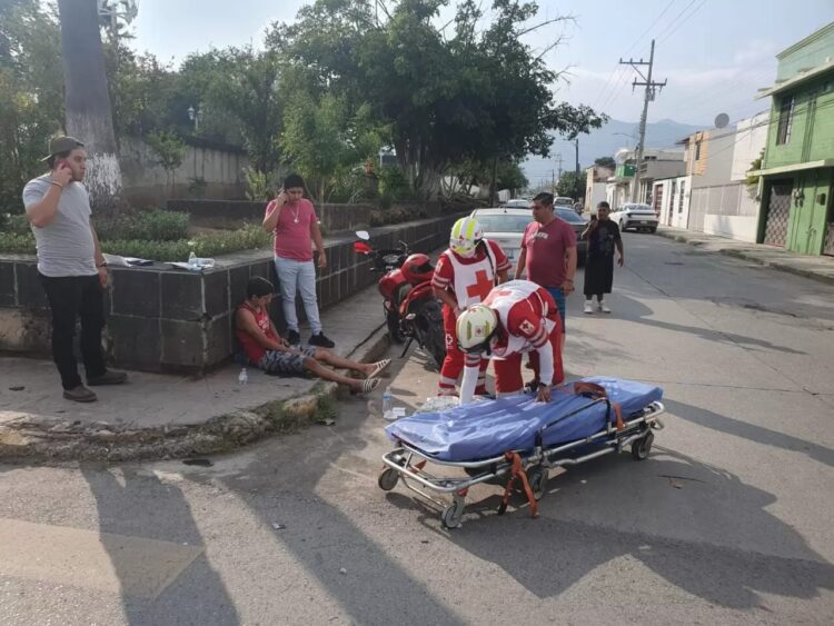 Motociclista omite alto y es impactado por auto en cruce de calles 19 y Bravo