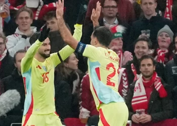 España derrota 2-1 a Dinamarca y es primero en grupo 4 en Nations League
